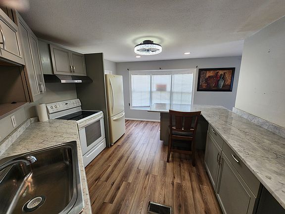3rd image of 14233 Mayfair Ave #102