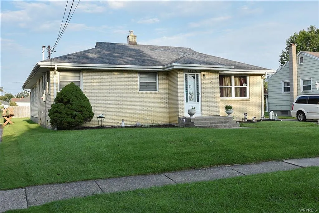 1323 Master St photo 1