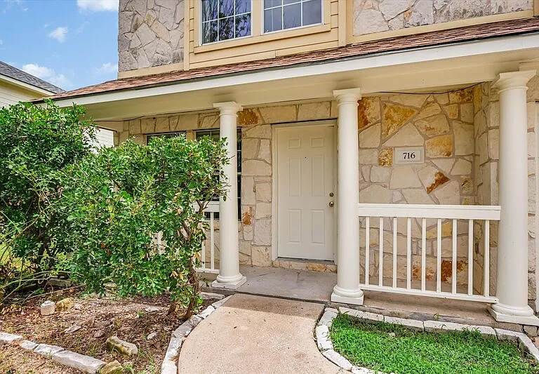 716 Honeysuckle Dr — Photo 2