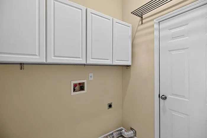 390 Silverthorn Dr NW — Photo 18