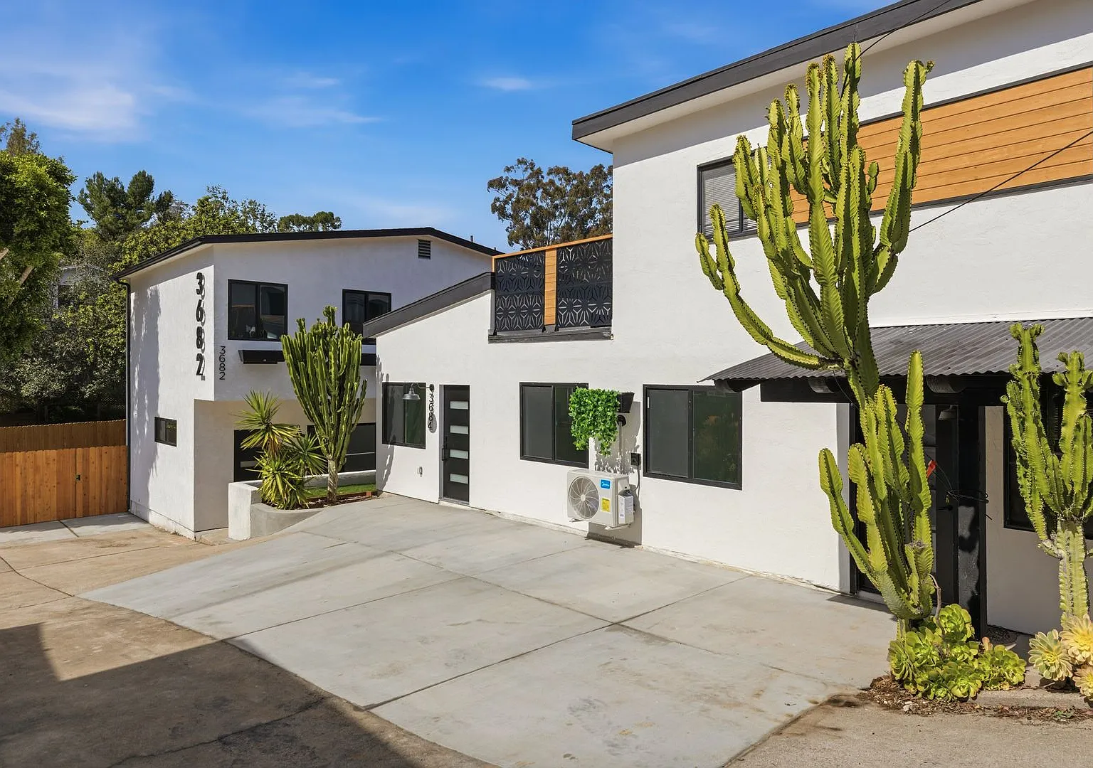 Stunning New Construction in Mission Hills 2BR/2BA Going Quick | 4 Weeks of Free Rent + Free Appl... — Photo 2