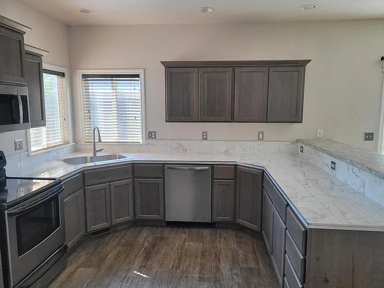 10463 Henrys Lake Dr — Photo 3