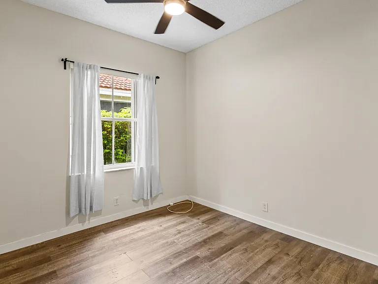 1071 Bluewood Ter — Photo 27