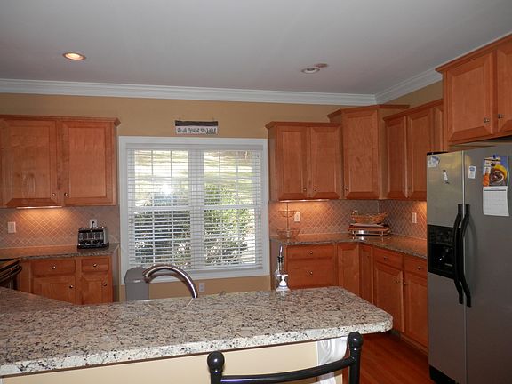 5th image of 204 Camelot Dr