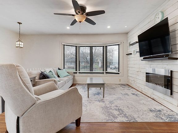 3rd image of 1217 Searle Dr