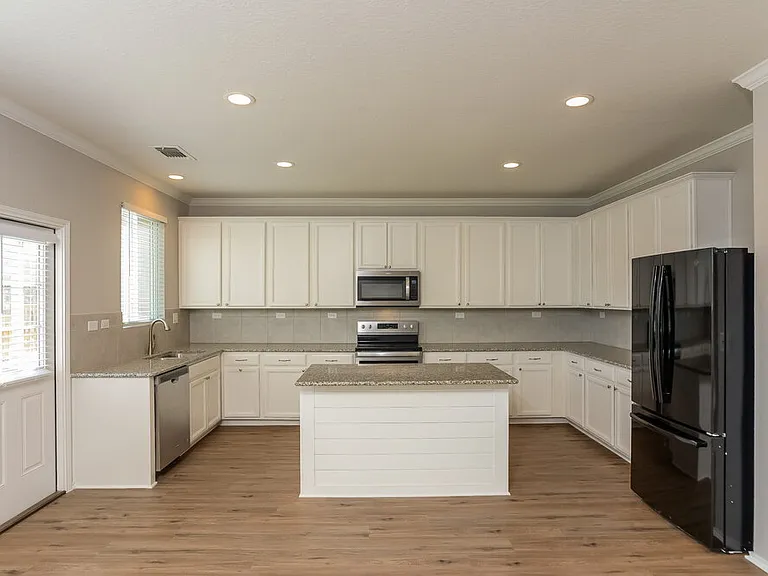 27402 Emilie Cyn — Photo 6