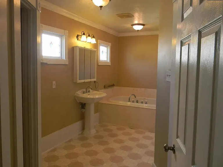 903 E Washington Ave — Photo 16