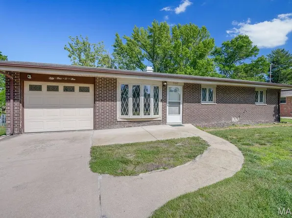 5105 Staten Dr, Godfrey, IL 62035