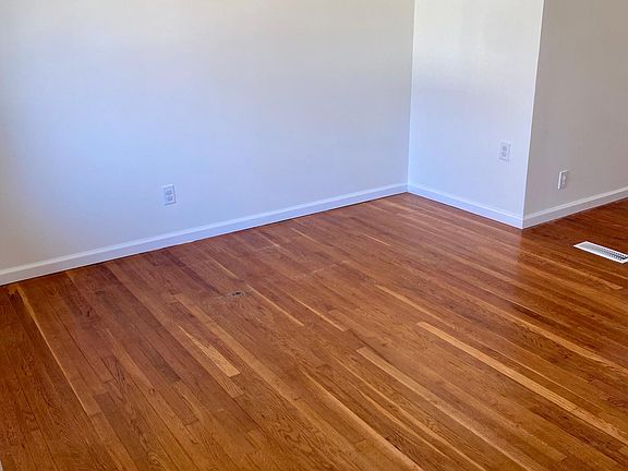 3rd image of 330 Stoneybrook Dr