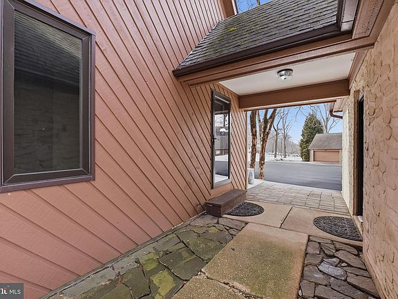 3rd image of 618 Dandenog Dr