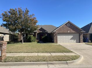 7716 Twin Oaks Dr, Yukon, OK 73099