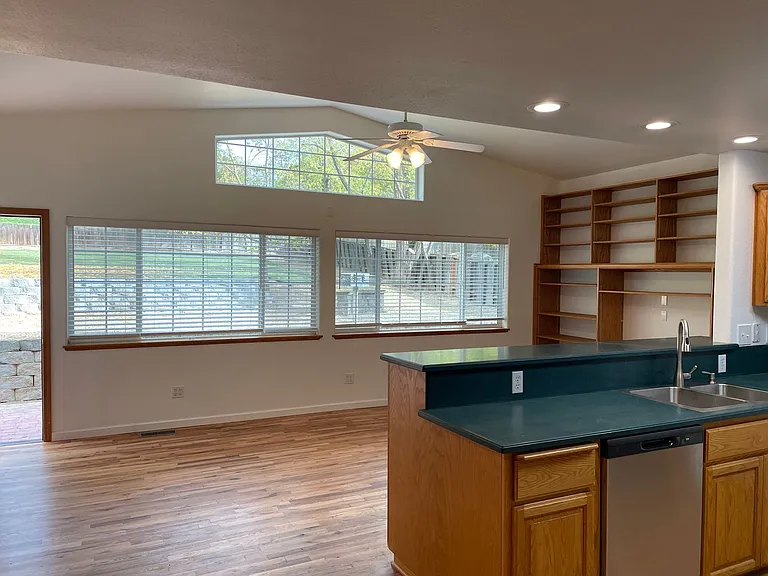 517 Eastwood Dr — Photo 8
