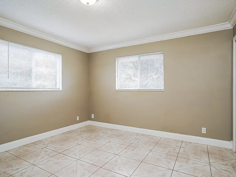 1119 Clayton Ave — Photo 12