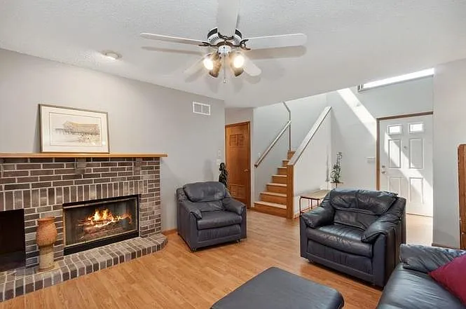 4 bed, 3.5 bath, 1568 sqft, $2,400 — Photo 2