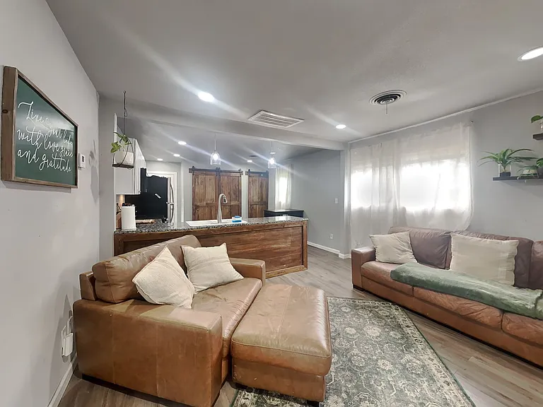 3025 Delaware Trl — Photo 2