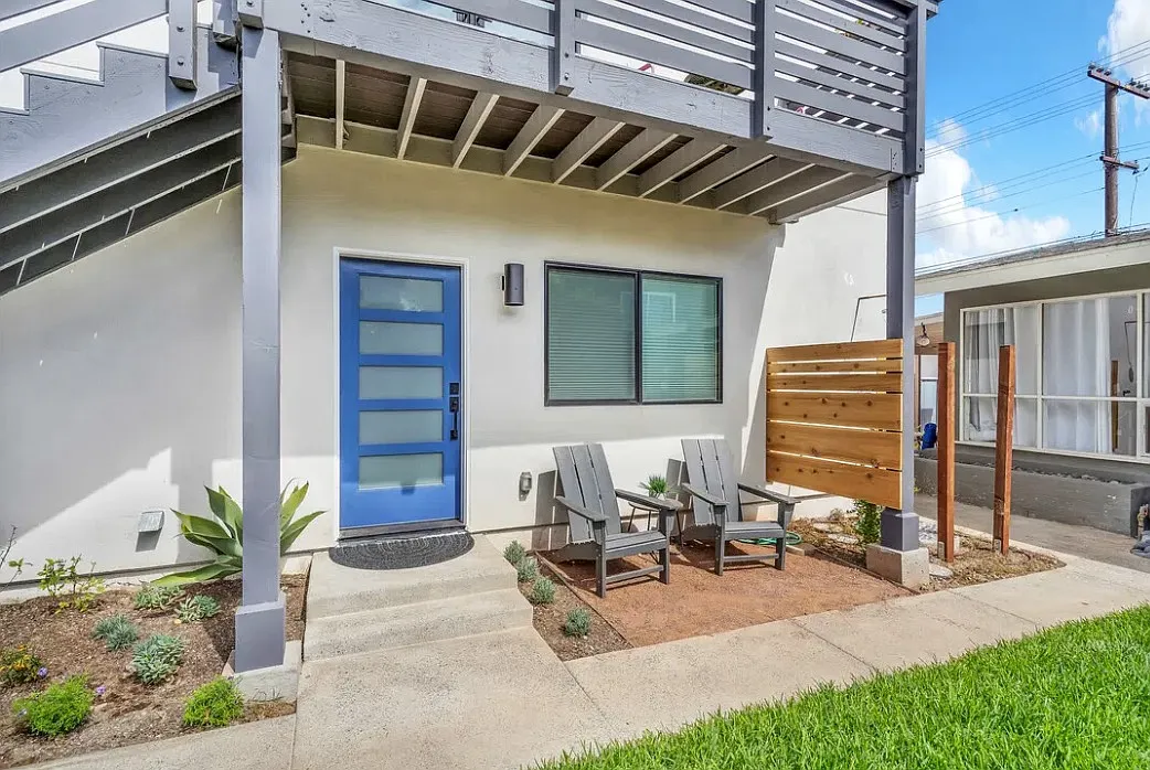 Studio, 350 sqft, $2,500 — Photo 1