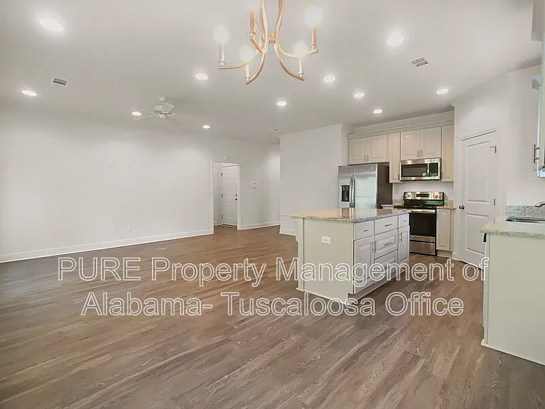 5035 Easton Dr — Photo 4