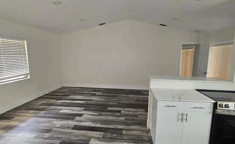 17319 Terry Ave — Photo 5