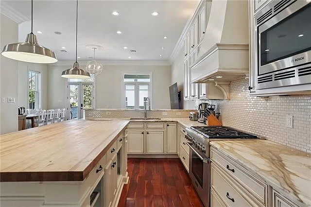 6075 Laurel St — Photo 12
