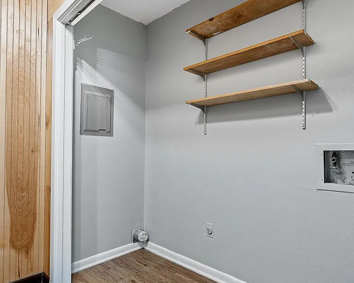 1005 Clarence St — Photo 24