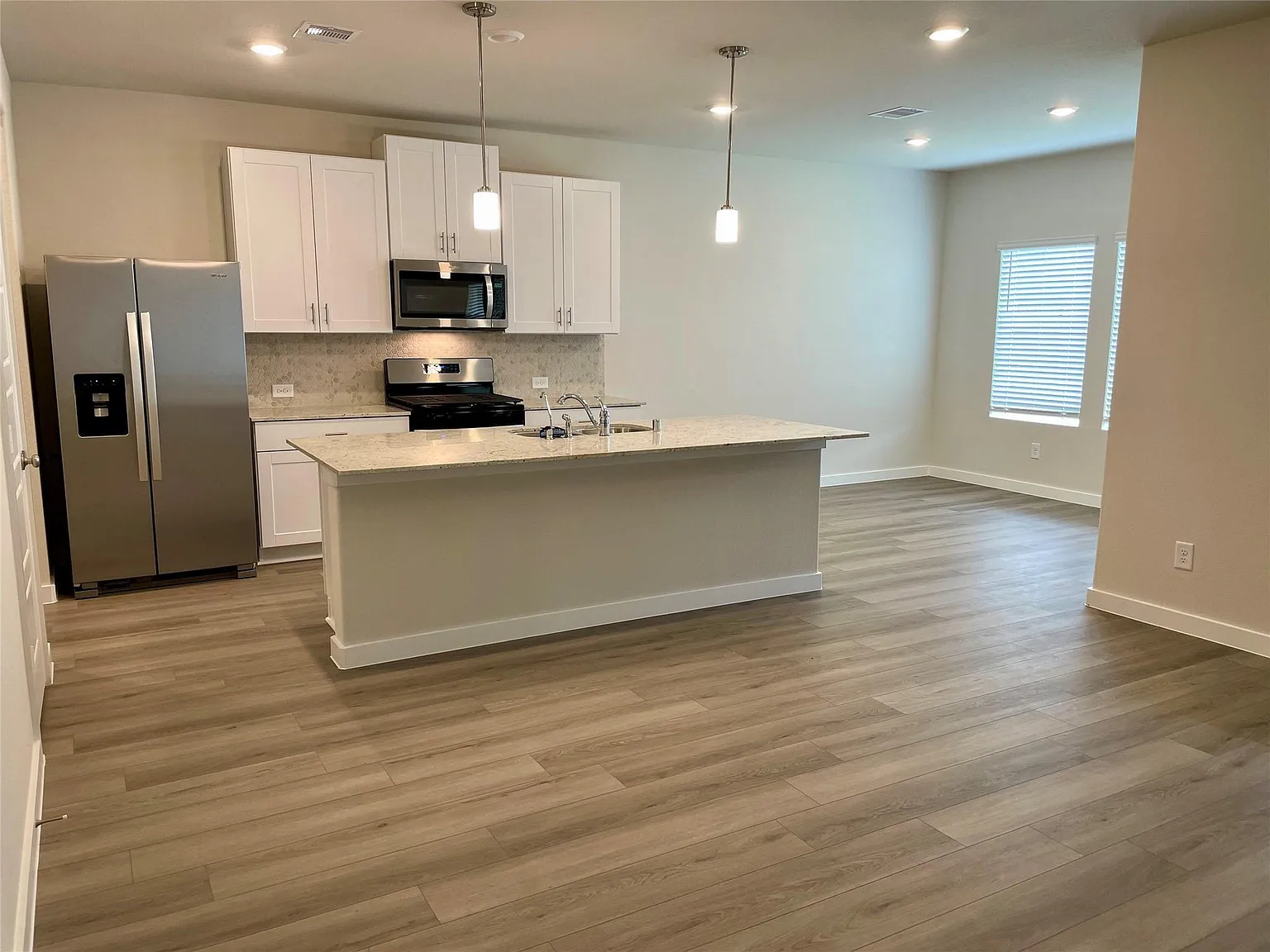 4 bed, 3.0 bath, 2316 sqft, $2,300 — Photo 2