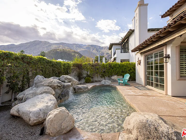 546 N Indian Canyon Dr — Photo 2