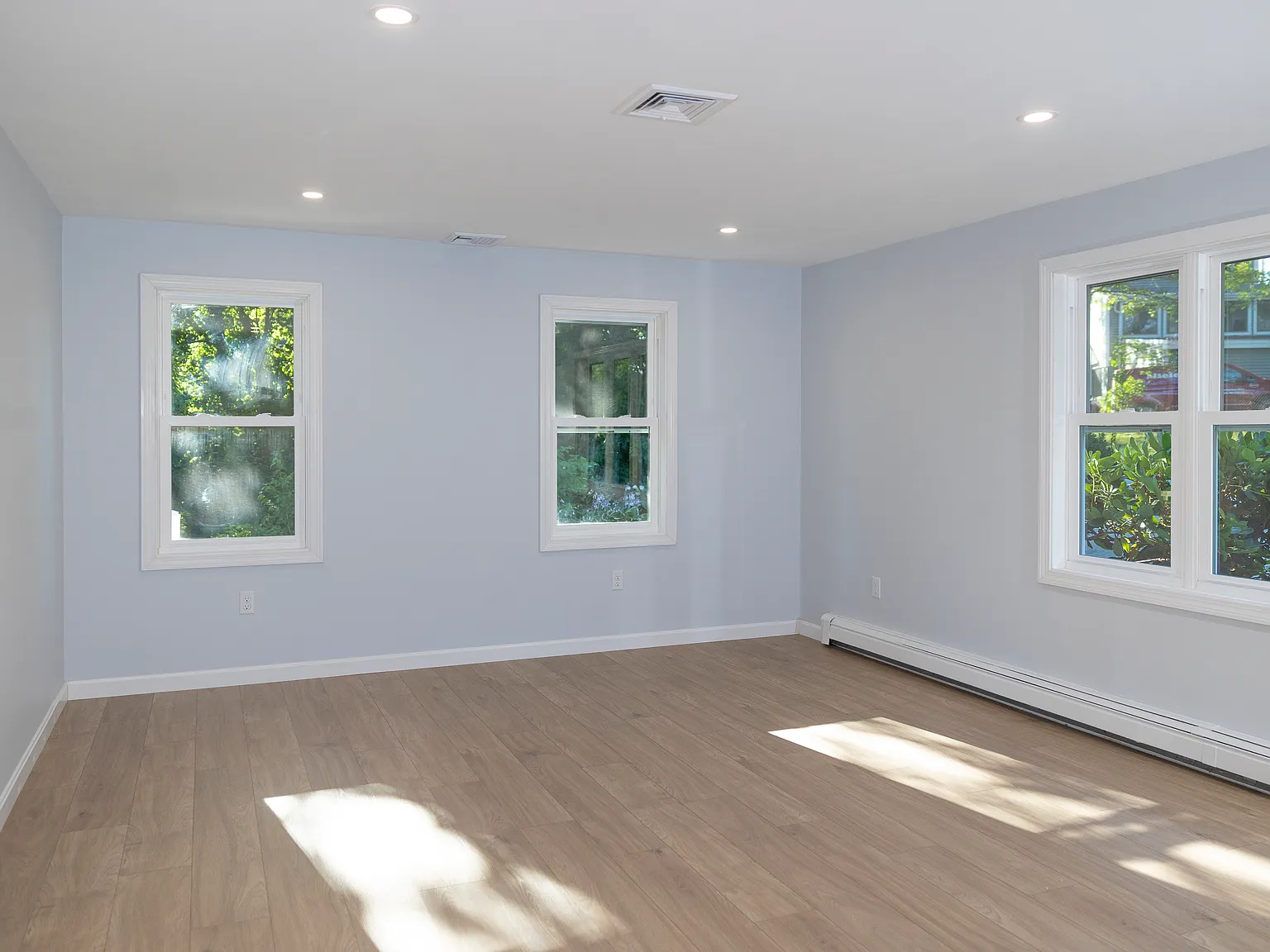 4 bed, 1.5 bath, 1298 sqft, $3,650 — Photo 4