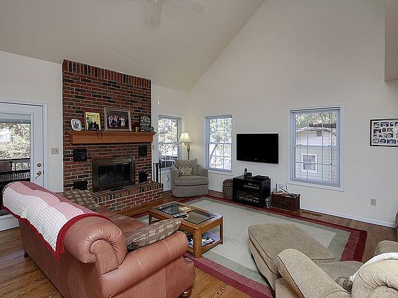 5th image of 1782 Lakeshore Dr