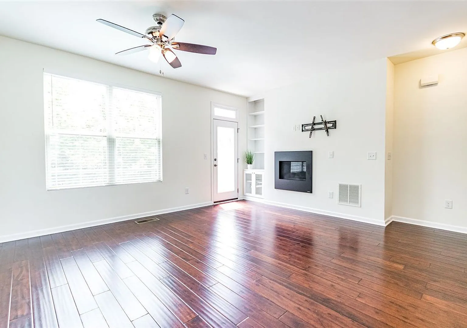 Prime Cary Living in Fryars Gate Available Mid-August! — Photo 4