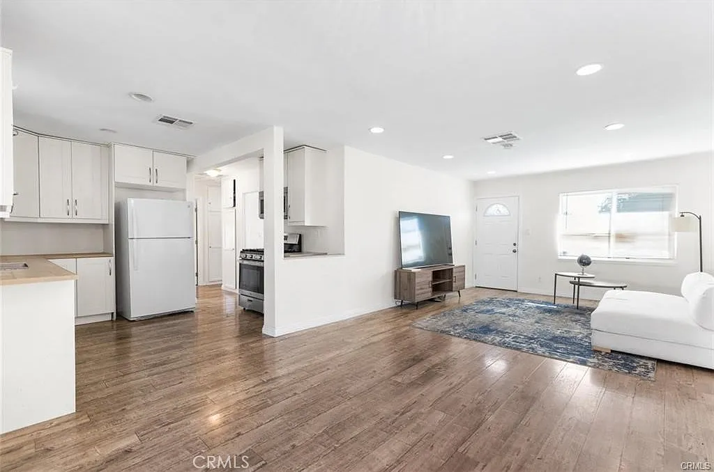 3 bed, 1014 sqft, $3,700 — Photo 4