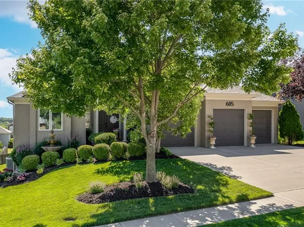 605 Horseshoe Ln, Smithville, MO 64089