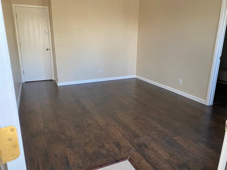 University Heights Apartments — Photo 10