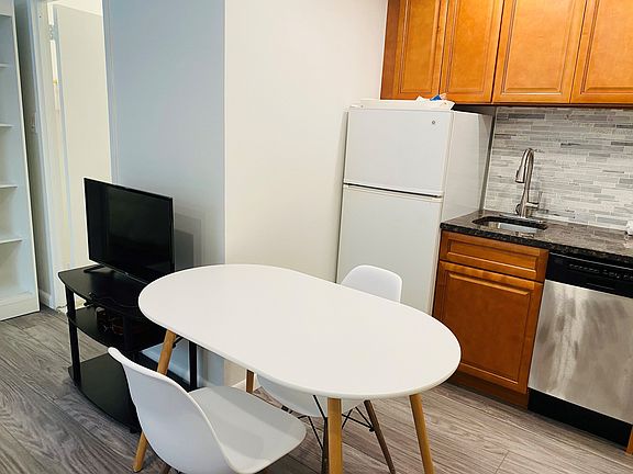 4th image of 150 W 51st St APT 1803