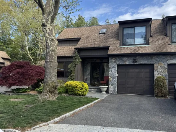 5 Pony Circle #5, Roslyn Heights, NY 11577