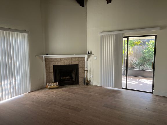 Large Living Room /w Fireplace