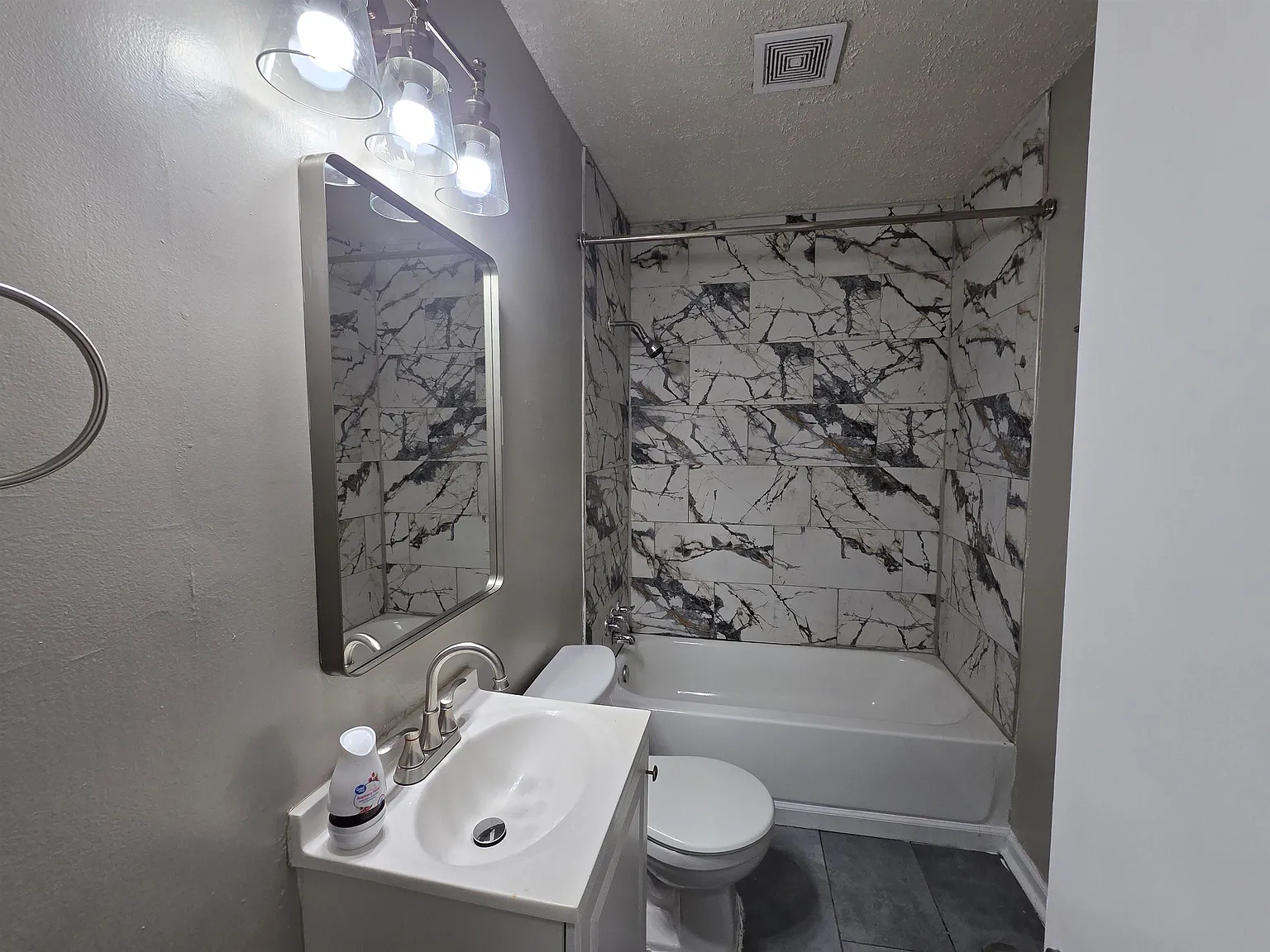 4 bed, 1.0 bath, 1252 sqft, $1,620 — Photo 2