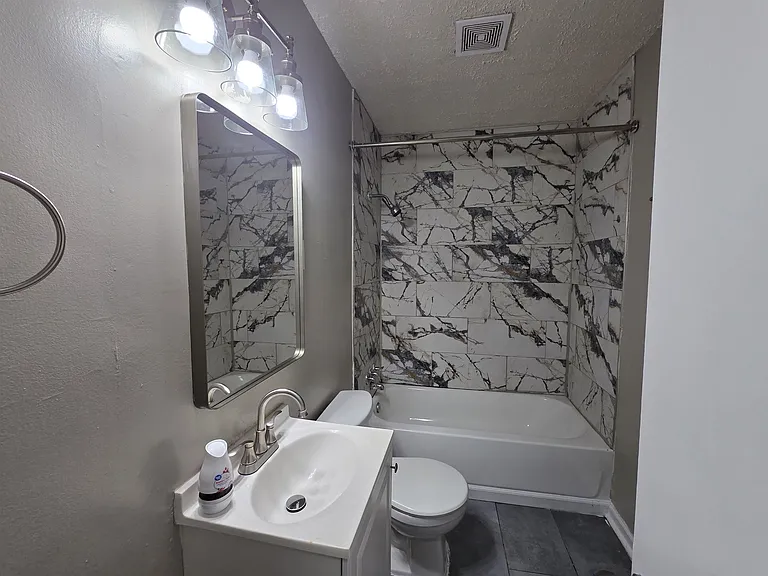 1706 Echles St — Photo 2