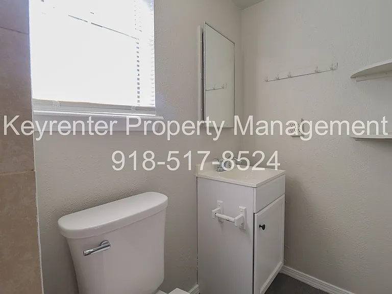 S Maple St Apartments — Photo 11
