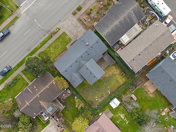 2nd image of 919 NE Eads St