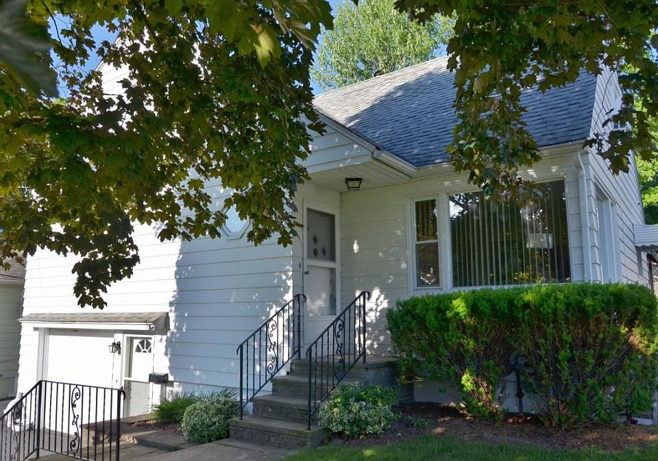 1st image of 131 1/2 S Washington St