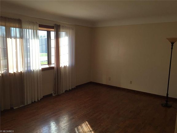 4th image of 240 Janet Dr