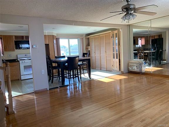 5th image of 15 Louise Dr