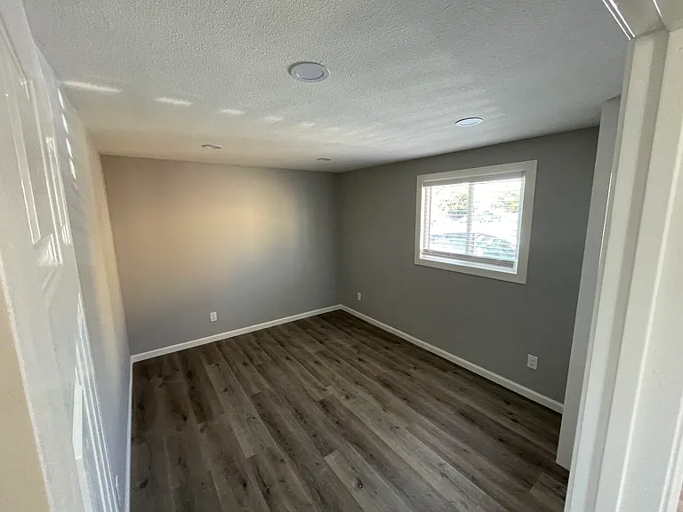 1119 Elgin St — Photo 9