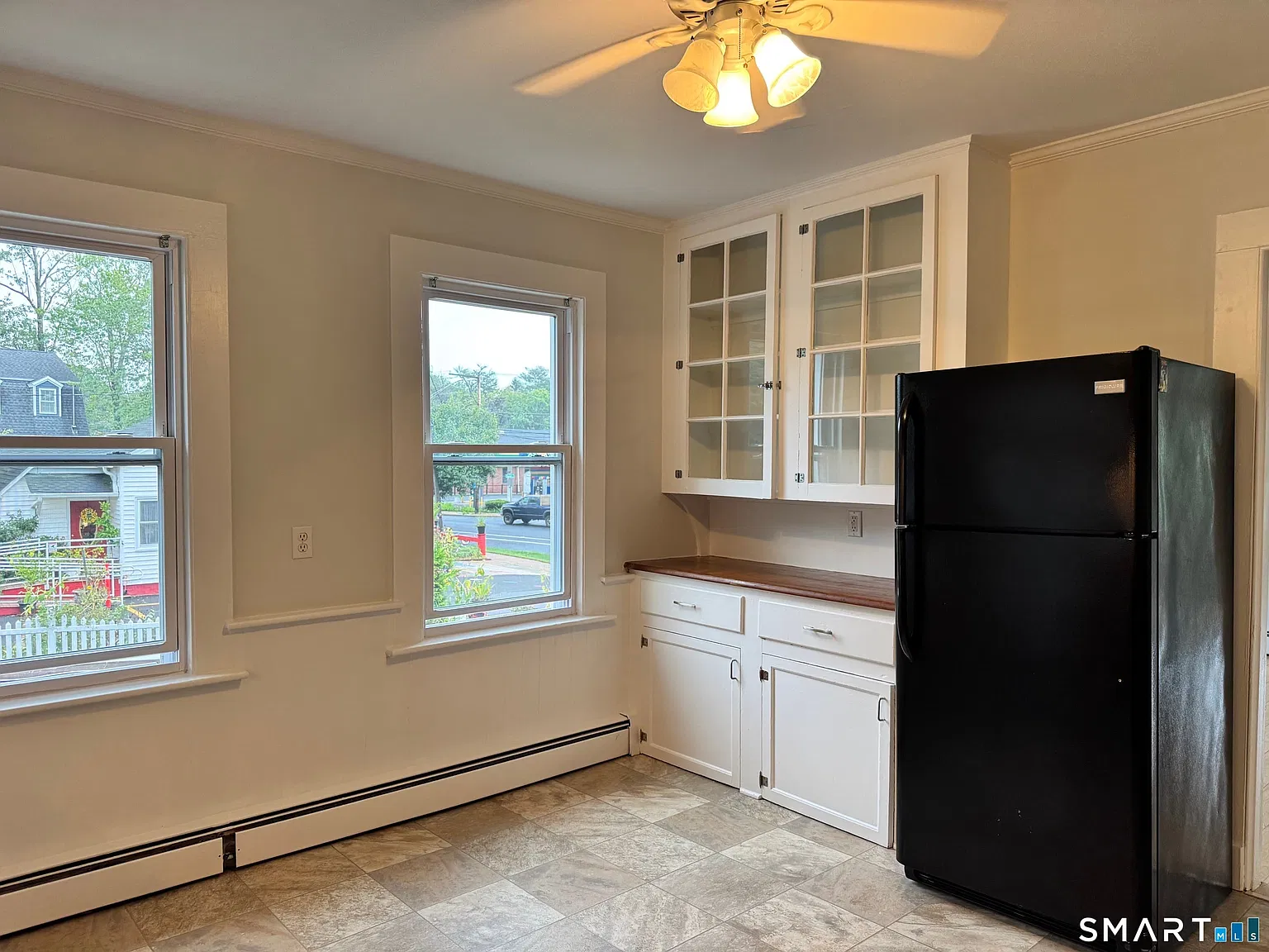 3 bed, 1.0 bath, 1066 sqft, $2,300 — Photo 3
