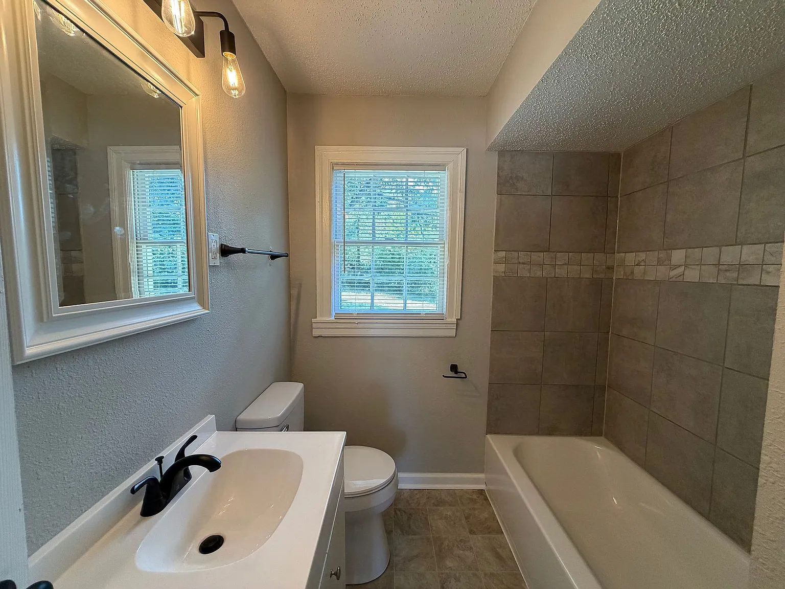 2081 Claremont Cir — Photo 4
