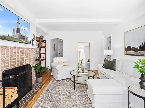 102 E 22nd St APT 3D, Manhattan, NY 10010