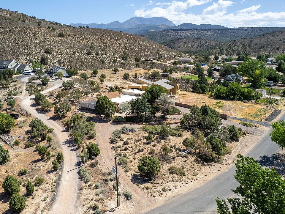 1st image of 1122 W Diamond Valley Dr