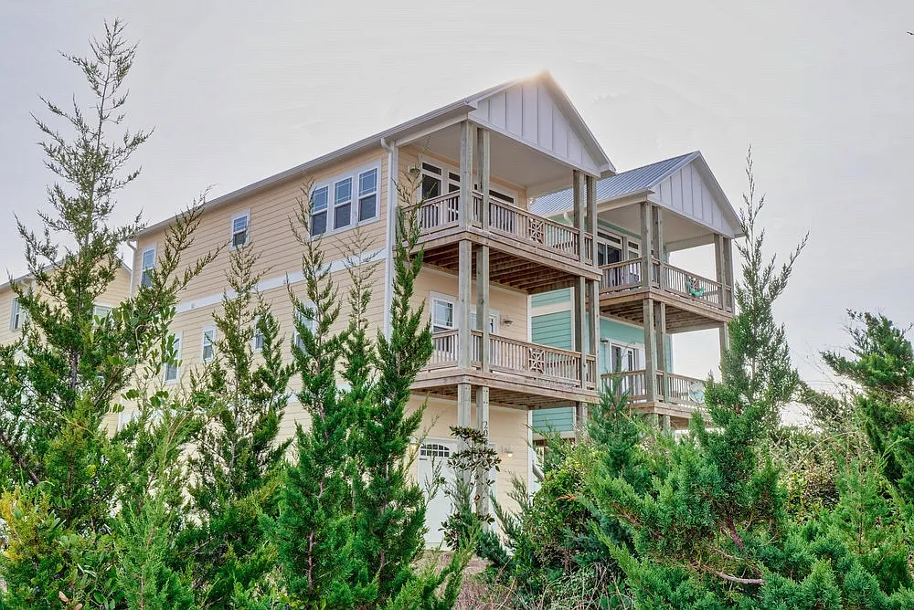 208 Dolphin St — Photo 1
