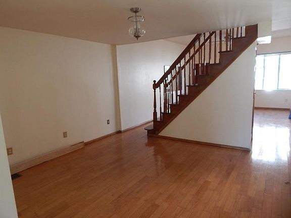 3rd image of 420 E Wildey St