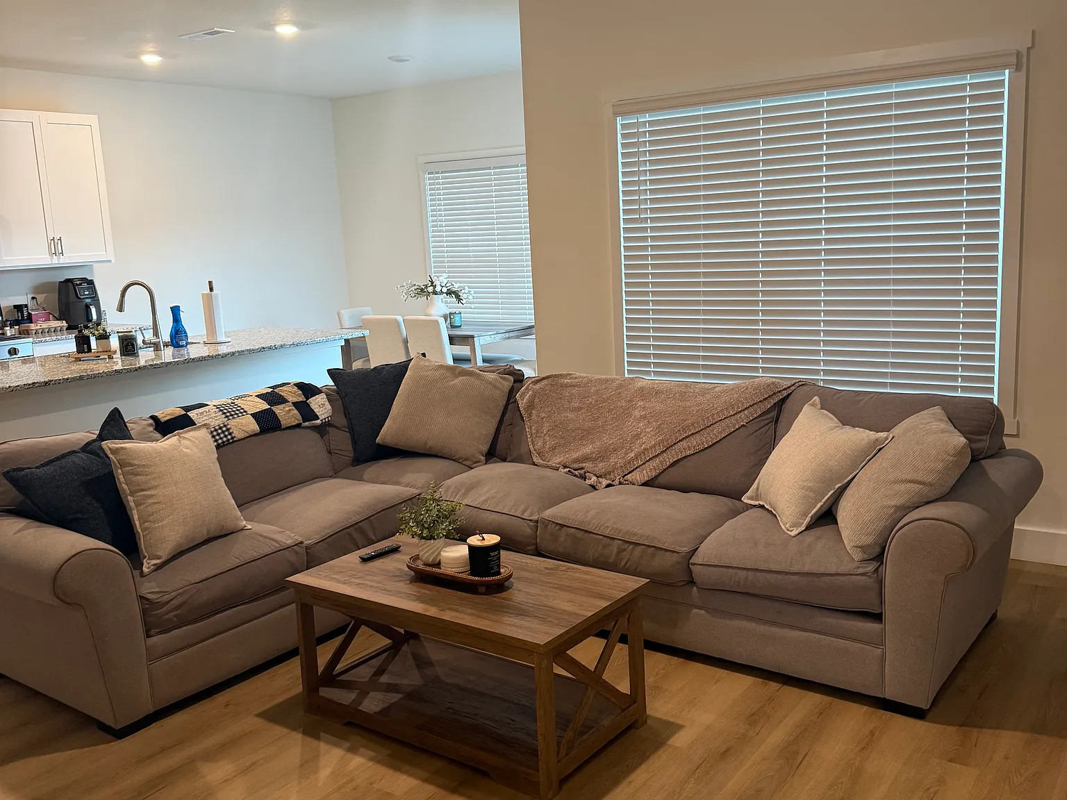 3 bed, 2.5 bath, 1645 sqft, $2,450 — Photo 2